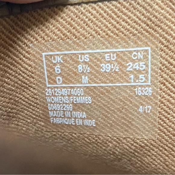 Clarks Maypearl Lilac Dark Tan Cushion Footbed Booties Sz 8.5 - Picture 13 of 16